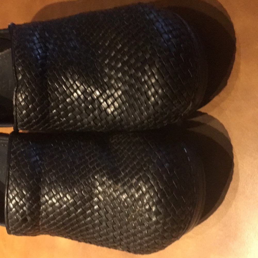 Dansko size 40 black weave clog shoe